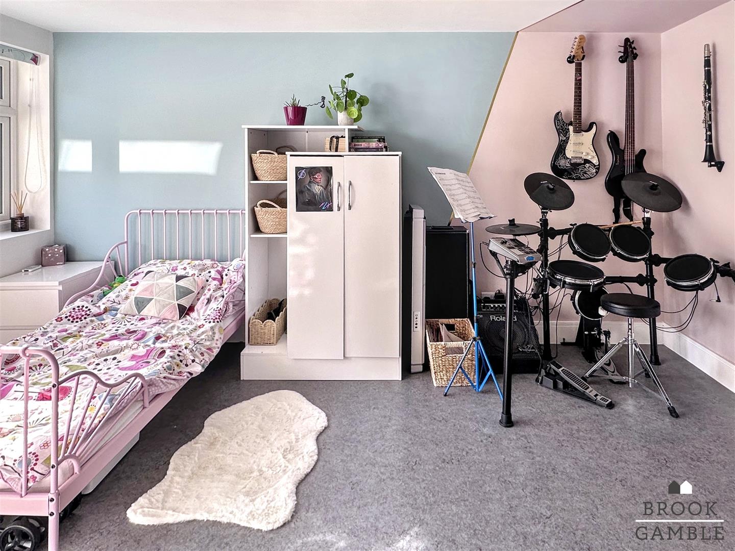 4 Bedroom House - Semi-Detached. North Avenue in Eastbourne,  17